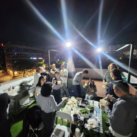 매주 금요일! 외국인들과 대화하며 요리하고 바베큐파티를 즐기며 네트워킹하는 루프탑 소셜링!